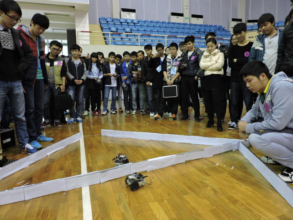 龙人宝贝机器人对擂